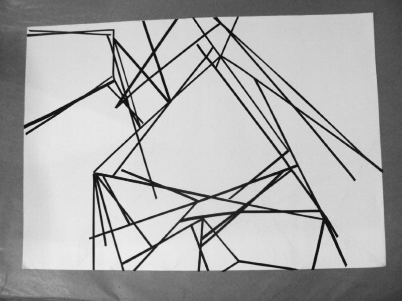 Desenho com fita isolante preta sobre papel branco