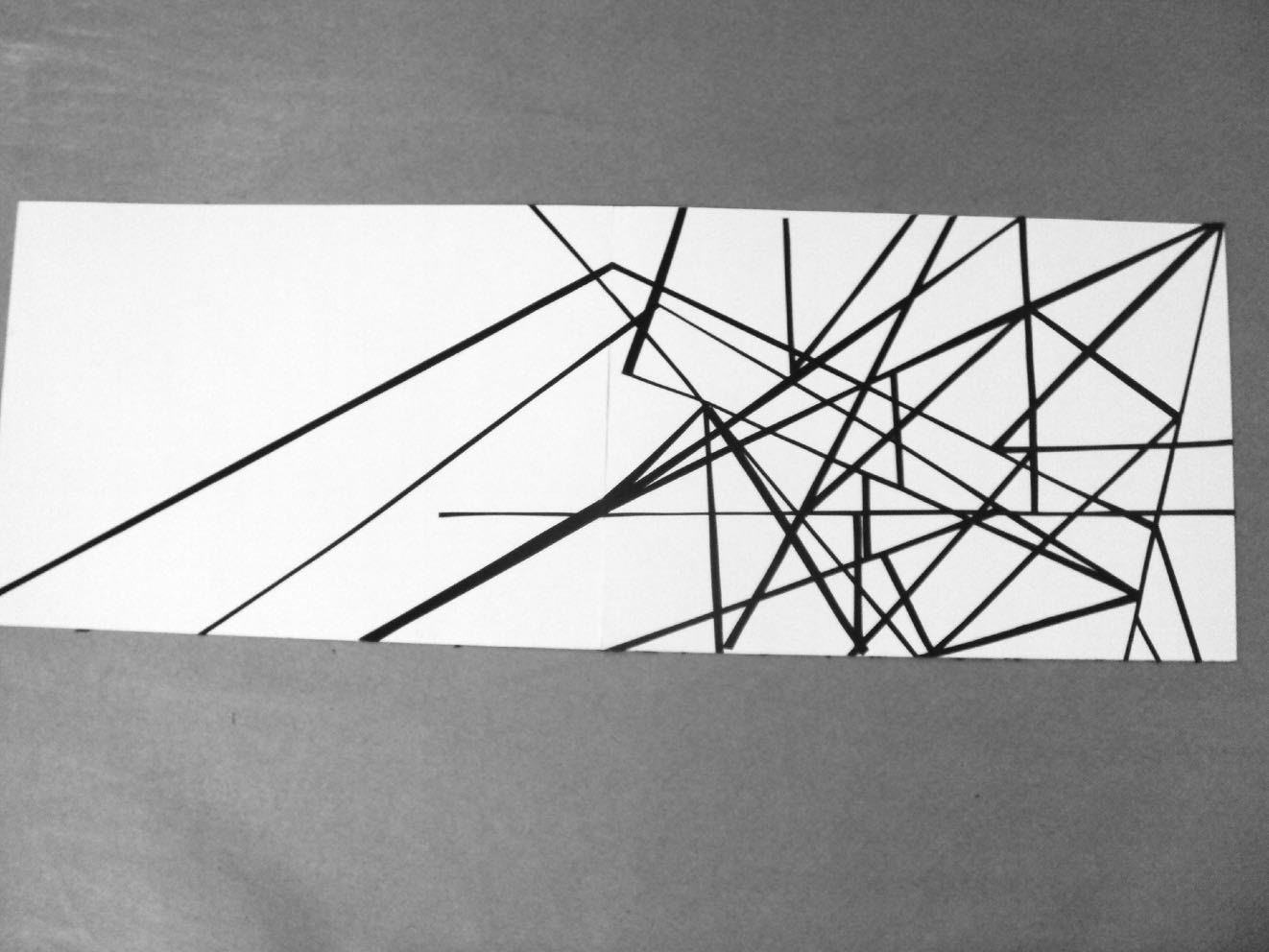 Desenho com fita isolante preta sobre papel branco
