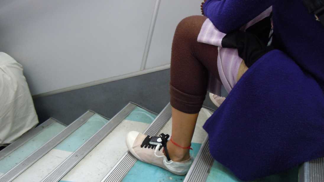 Sapatos com MP3 player e alto-falante costurados