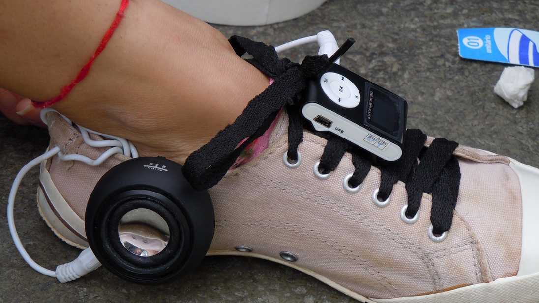 Sapatos com MP3 player e alto-falante costurados