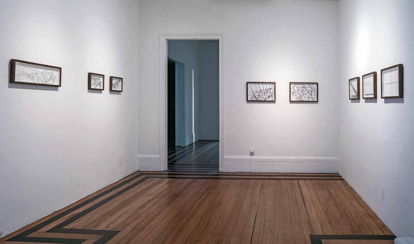 Desenhos com fita isolante na exposição Sonar